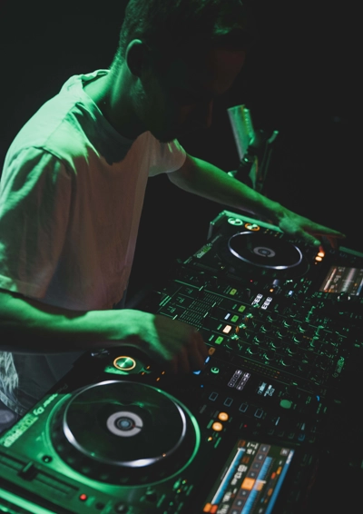 DJ