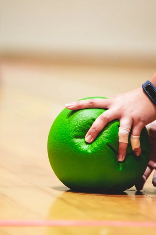 Billede af hænder på en dødbold